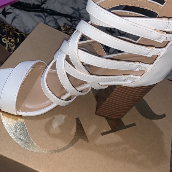 White block heels - Picture 4 of 4